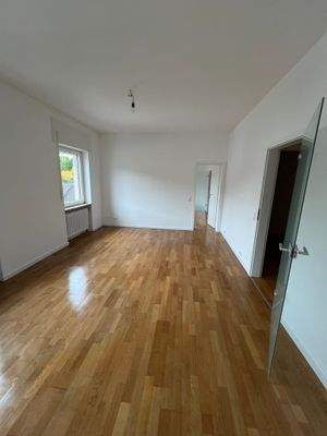 Wohnzimmer mit Blick zum Schlafzimmer.jpg