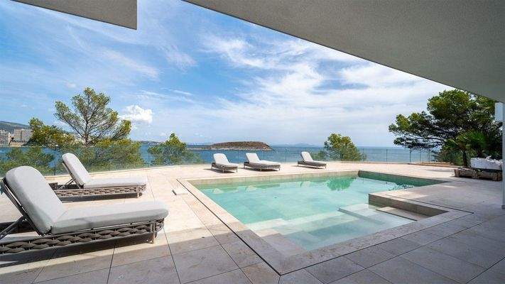 Villa in erster Meereslinie zum Verkauf in Cala Vinyes, Mallorca