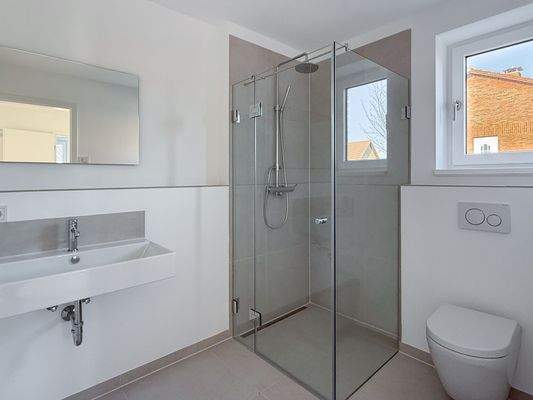 13. Angrenzendes Duschbad im EG.jpg