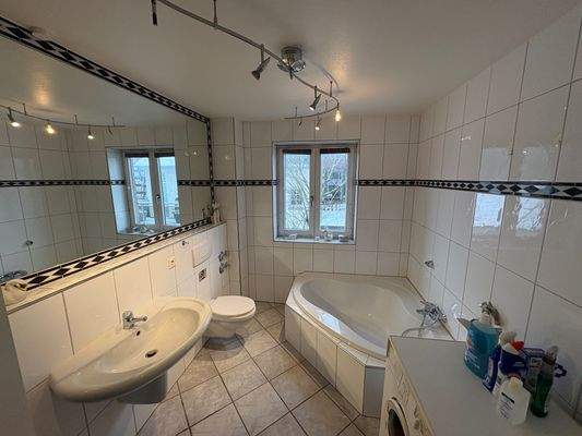 Schönes Vollbad mit Fenster