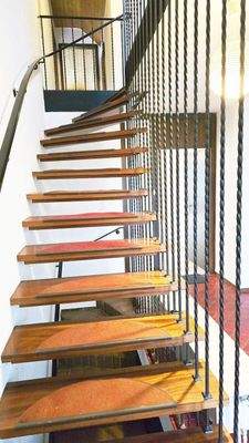 17_Treppe in das Obergeschoss.jpg