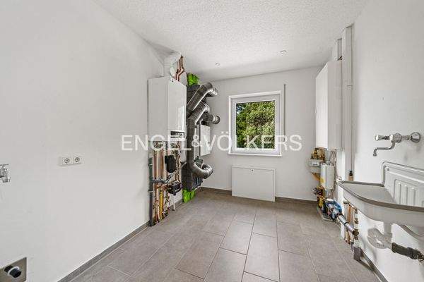 Hauswirtschaftsraum mit Heizungsanlage im EG