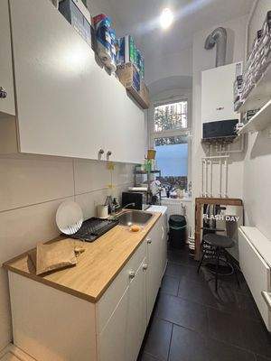 Kleine Küche mit Geräten