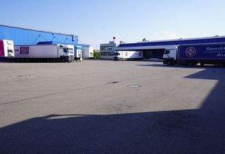 Außenansicht Blickrichtigung Halle 1 und Büro