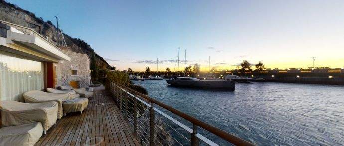 Terrasse vor dem Wohnzimmer mit Blick auf Marina
