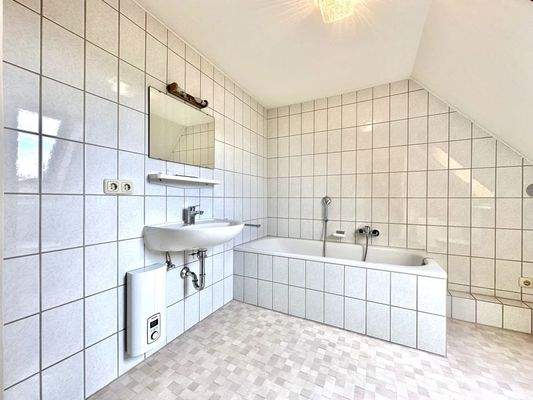 DG - Bad mit Badewanne und Fenster