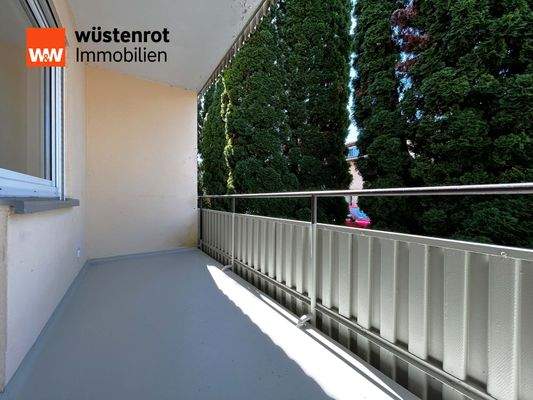 Sonnenbalkon: Immergrüner Sichtschutz sorgt für stille Pausen im Freien