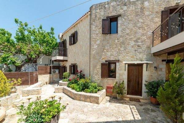 Kreta, Armeni bei Chania: Traditionelles Steinhaus mit privatem Pool zu verkaufen