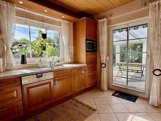 Küche mit Zugang zum Wintergarten