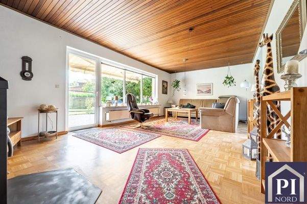 Großes Wohnzimmer mit kniehoher Fensterbrüstung