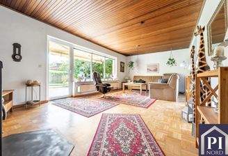 Großes Wohnzimmer mit kniehoher Fensterbrüstung