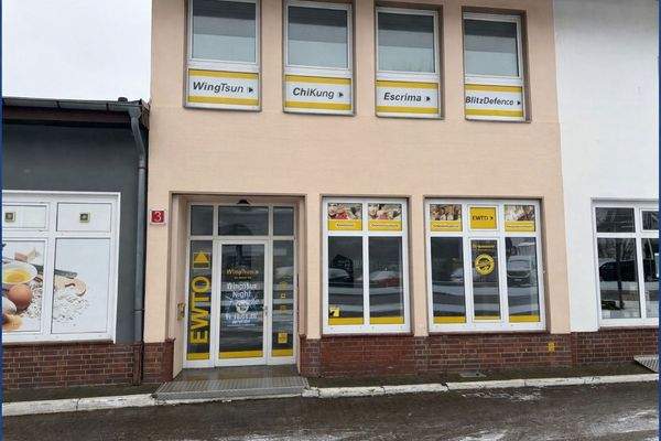 Außenansicht mit Fensterfront