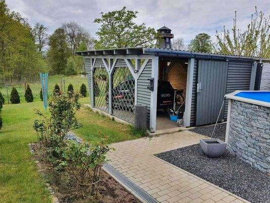 Carport mit Solarpanels