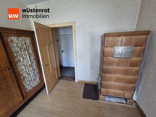 Zimmer mit Kachelofen im EG