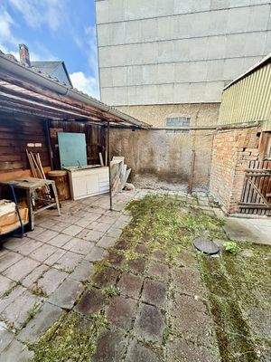 Hof mit Werkstattbereich