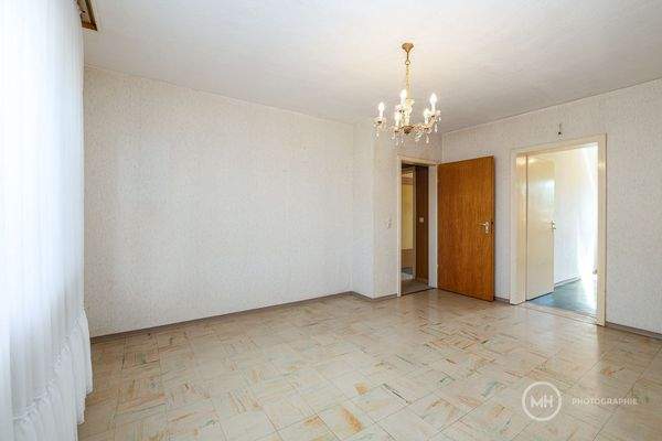 Elternschlafzimmer mit Blick in das angrenzende Zimmer