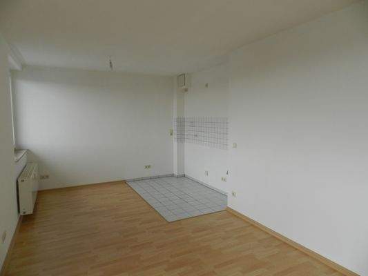 Wohnraum mit offener Küche ohne EBK