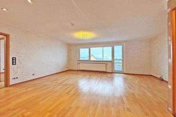 heller Wohnbereich mit Balkon