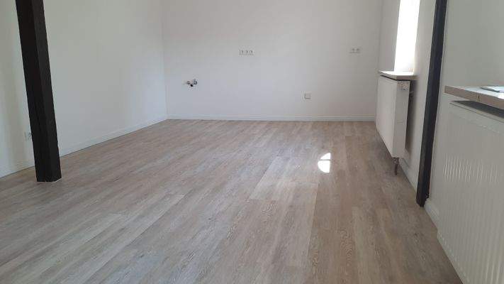 Wohnzimmer mit Kü.zeile.jpg