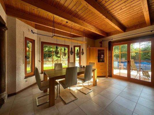 Großzügiges offenes Esszimmer