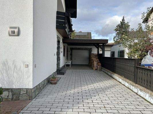 Hof- und Hauseingangsbereich