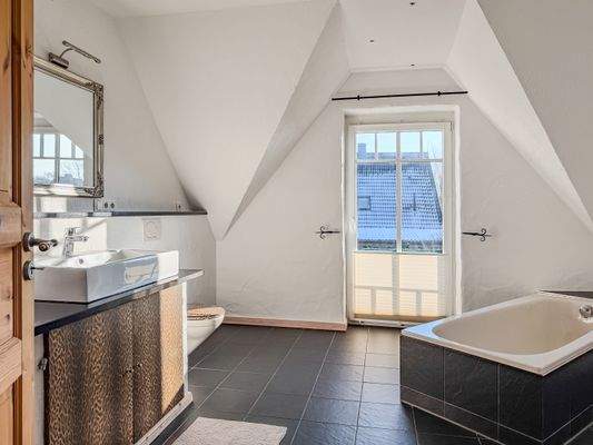 11. Großzügiges Vollbad.jpg
