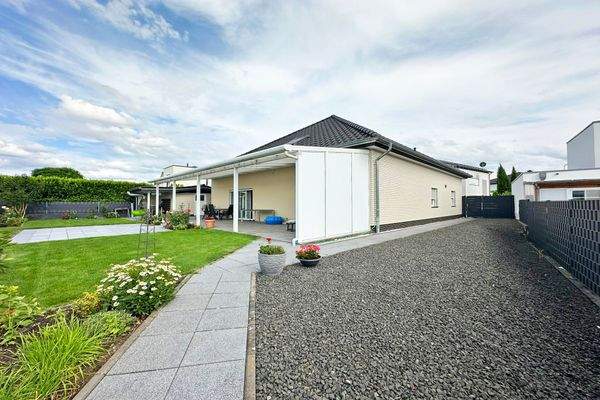 großer Garten mit separatem Eingang