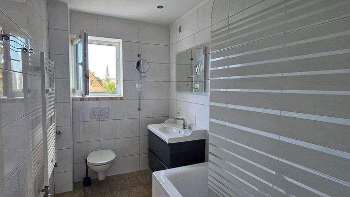 Tageslichtbad mit Duschwanne