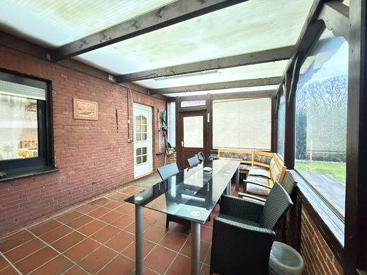 Überdachte Terrasse EG