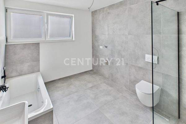 Badezimmer mit Wanne, Dusche und Tageslichtfenster