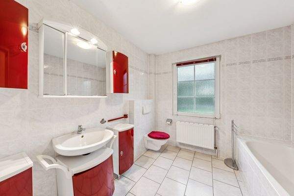 Bad mit Blickrichtung zum Fenster