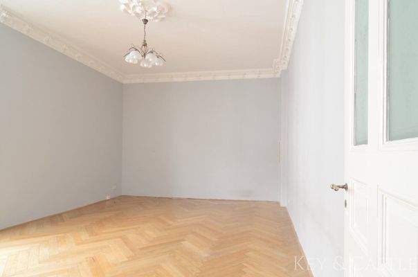 Großzügiger Wohnraum mit hohen Decken und viel Tageslicht