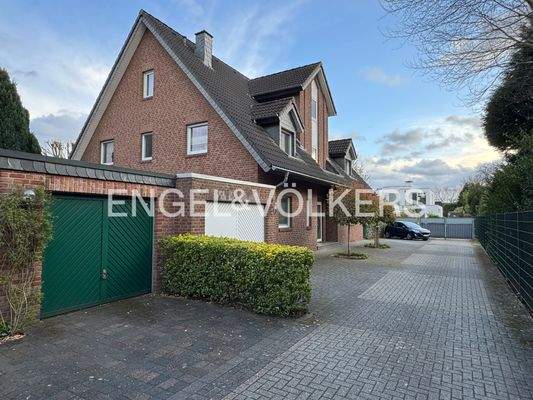 Junges Dreifamilienhaus