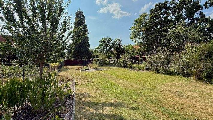 Garten mit gewachsenem Baum- und Strauchbestand