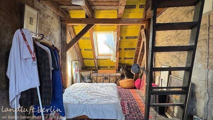 Dachboden mit Fenster nach Südosten.jpeg