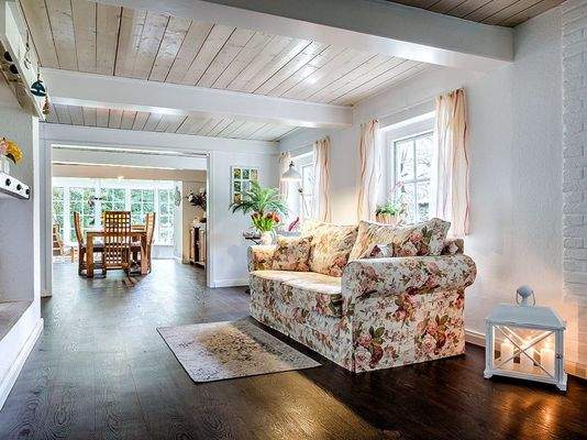 Das Kaminzimmer mit Blick in den Essbereich