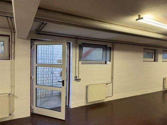 eigener Eingang mit Gitter