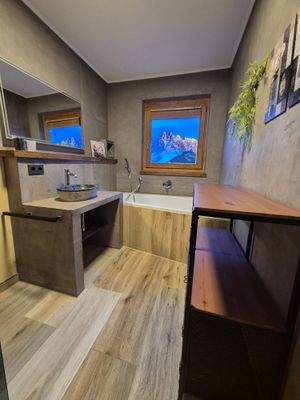 Bad mit Dusche und Badewanne