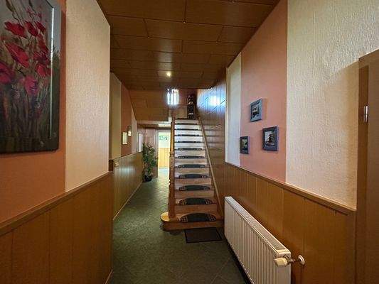 Eingangsfur und Aufgang zur Inhaberwohnung.jpg