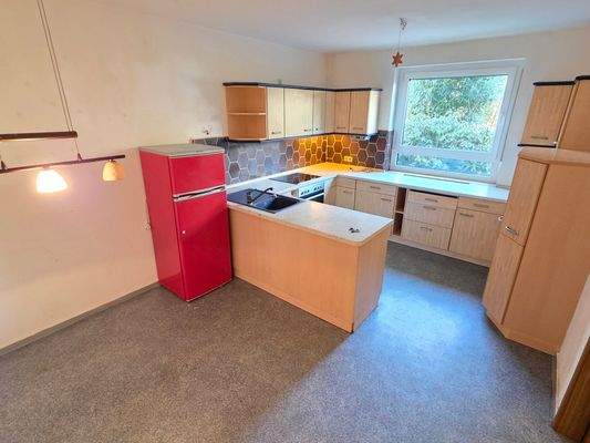 geräumige Küche im Erdgeschoss