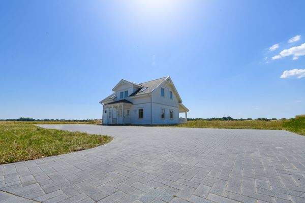 Großzügig gepflasterte Hofeinfahrt