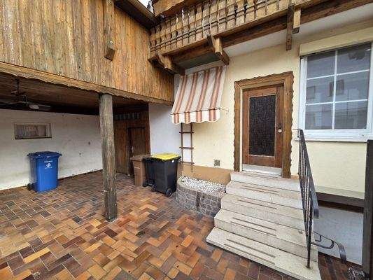 Innenhof mit weiterem Zugang zum Wohnhaus (Rückseite)