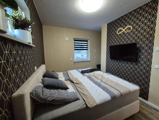 OG: Schlafzimmer mit Ankleide