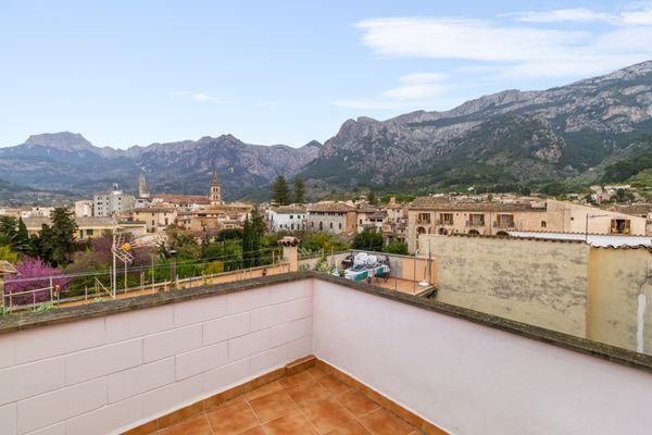 Dorfhaus mit großer Dachterrasse und Bergblick in Soller