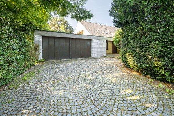 Garagen und Eingangsbereich