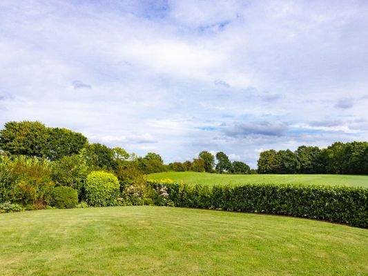 Blick in den Garten bis über die Felder