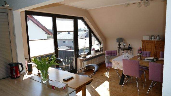 Esszimmer mit Zugang auf Balkon