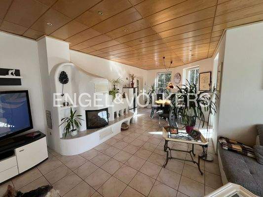 Wohnzimmer mit Kamin