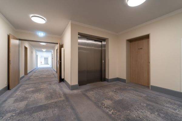 Hausflur + Fahrstuhl