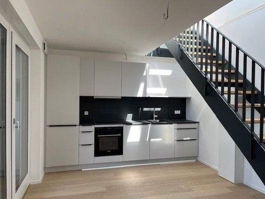 Moderne Küche mit Treppe